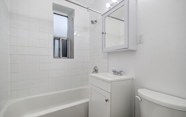 Building Photo - 1639 Bloor St