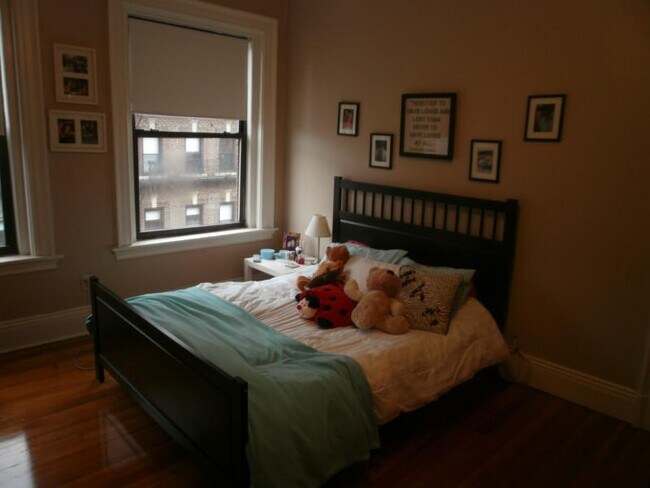 Building Photo - 842 Beacon St