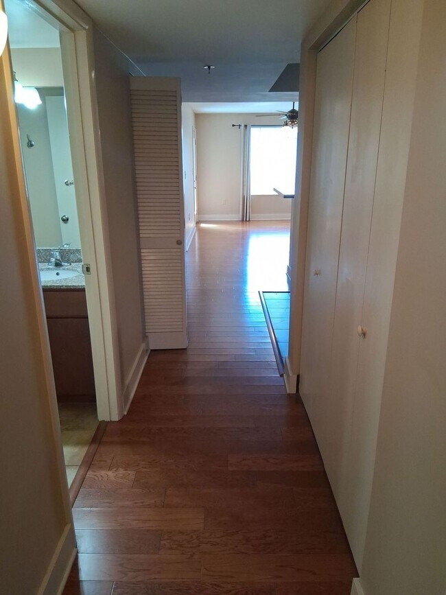 Building Photo - Lake Plaza Condominiums Unit #802: 3bed/2bath Available FALL 2026 - Move in August 13, 2026! Rent...