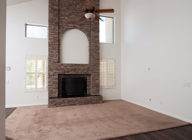 Foto del edificio - 628 W Silver Creek Rd