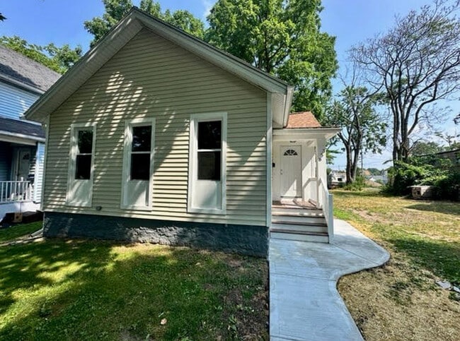 Building Photo - 358 Champlain St