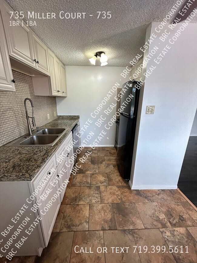 Foto del edificio - 735 Miller Ct