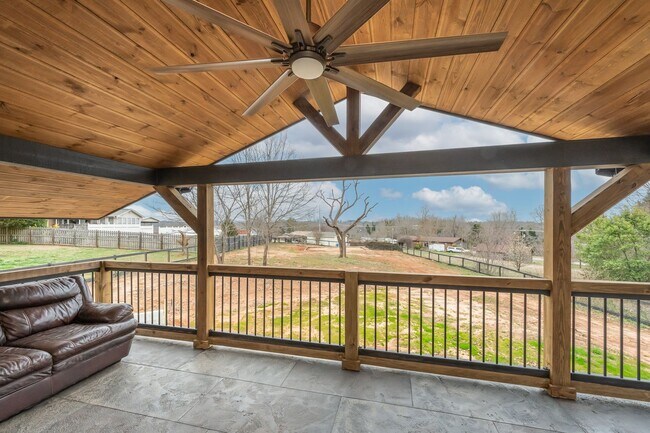 Foto del edificio - Greer- STUNNING BARNDOMINIUM New 3 BR/2BA ...