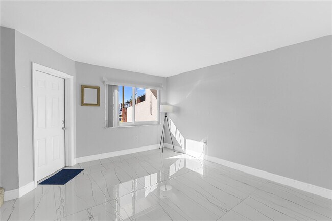 Building Photo - 5925 SW 36th Ct