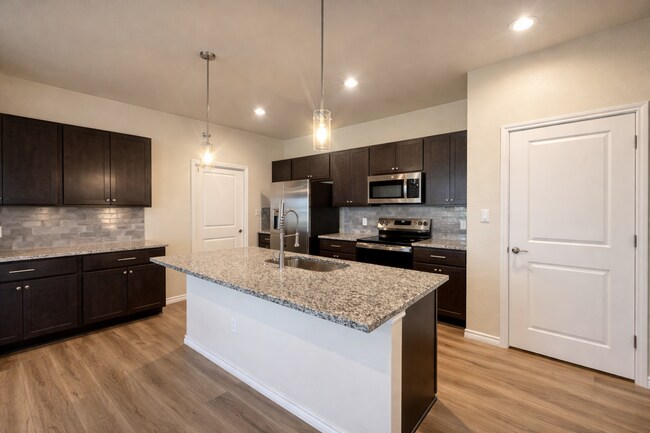 Building Photo - 3 Bed 2 bath New Management!!!