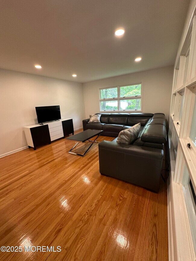 Foto del edificio - 172 Larchwood Ave