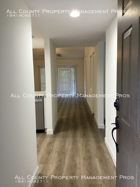 Building Photo - 1st Floor/Renovated/Pet Friendly/Pool