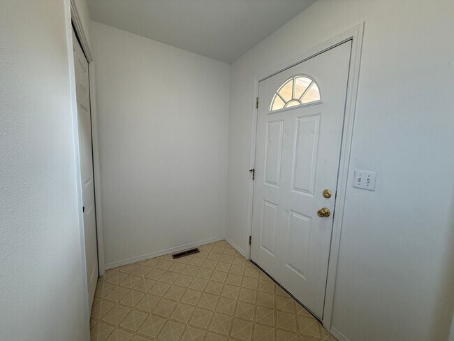 Foto del edificio - CHECK OUT THIS SPACIOUS TOWNHOUSE IN REDMO...