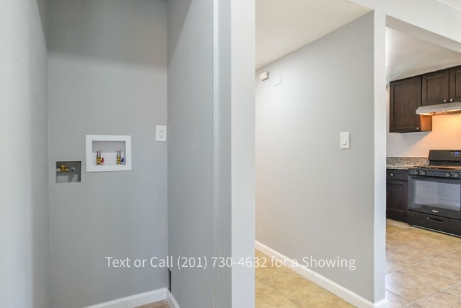 Foto del edificio - 3 Bedroom, 1.5 Bath Apartment with Garage ...