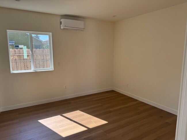 Foto del edificio - 4433 3/4 Towne Ave