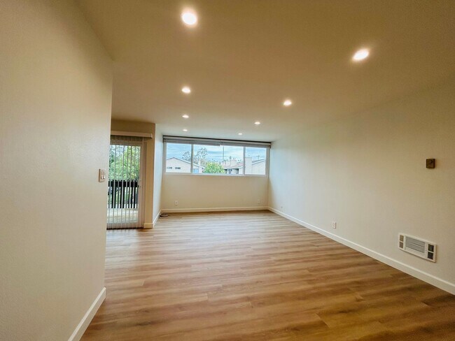 Foto del edificio - Newly Renovated Top Floor Two Bedroom Two ...