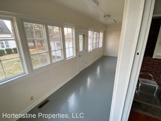 Building Photo - 4 br, 1 bath House - 901 Broadway Ave