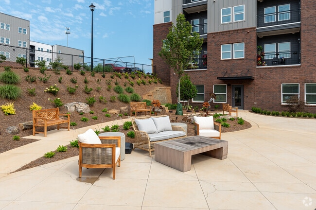Outdoor Lounge - Park Place 55+ Age Exclusive Apartments
