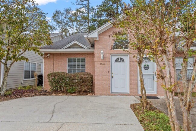 Foto del edificio - 2510 Golden Park Ln