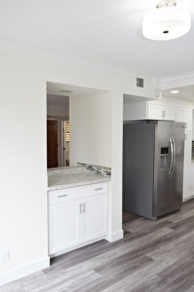 Building Photo - Stunning 4BR 2.5BA UTC Townhome - Updated ...