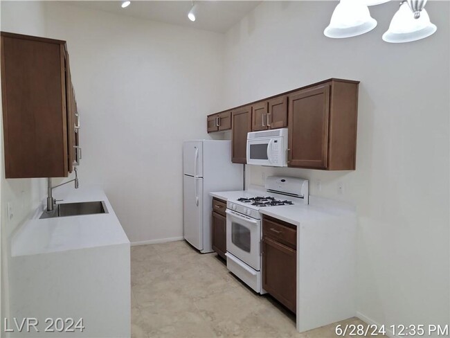 Building Photo - FANTASTIC SW 2ND FLOOR UNIT IN HIGHLY POPU...
