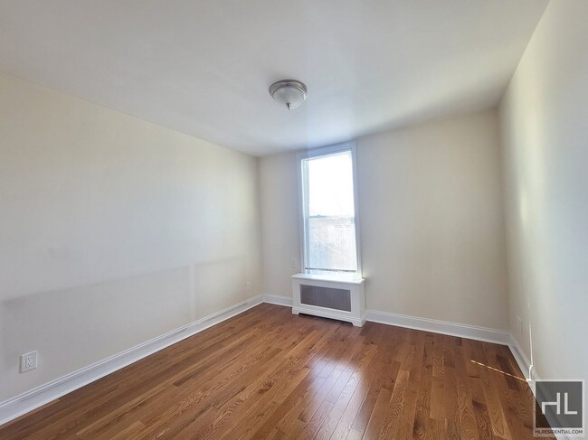 Building Photo - Tastefully Renovated 2 bedroom 1 bathroom ...