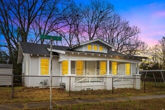 Building Photo - 617 7th St W