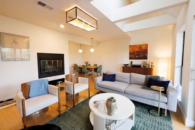 Foto del edificio - 7320 Cave Hollow Dr
