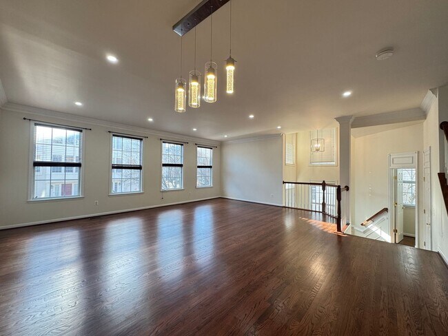 Building Photo - Stunning 3 Bed 3.5 Bath End-Unit Townhome In Desired Potomac Lakes