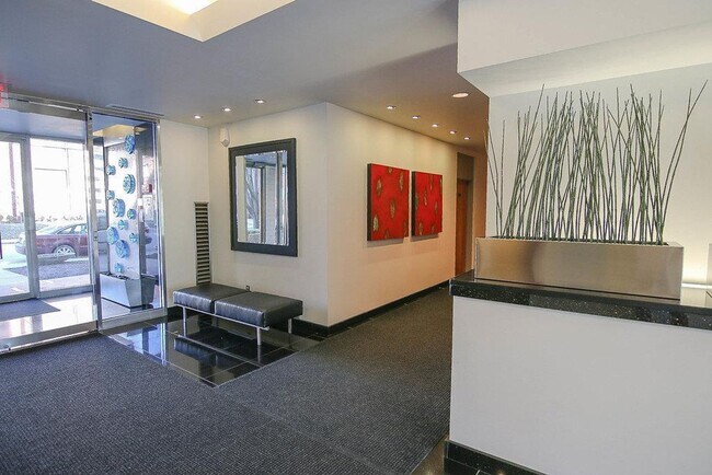 Foto del edificio - {803 #604} Churchill Condo Located on the County Club Plaza + In-Unit W/D + Parking Included