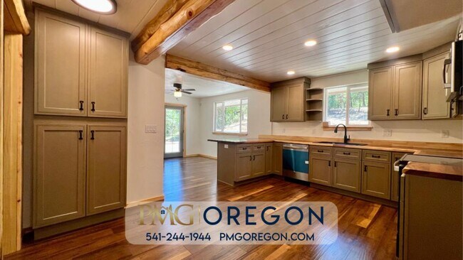 Foto del edificio - 4323 Galice Rd