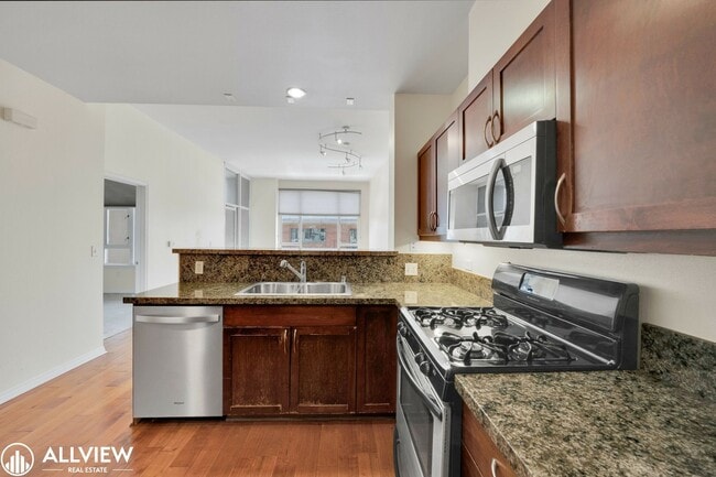 Building Photo - Location, Luxury, and Lifestyle – Top Floo...