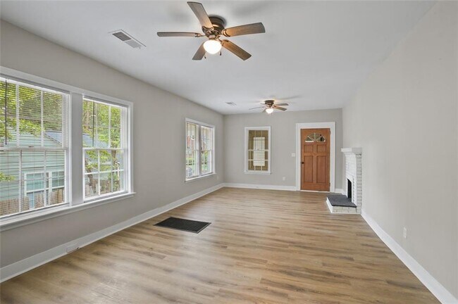 Foto del edificio - 556 Holly St NW