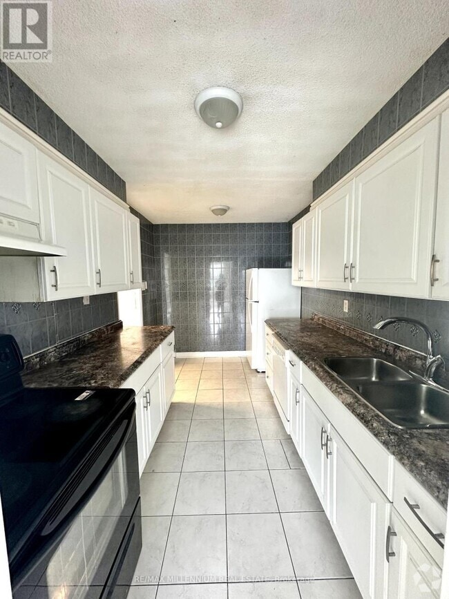 Building Photo - 306-340 PANORAMA Ct