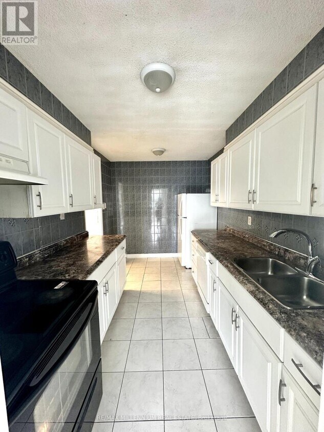 Primary Photo - 306-340 PANORAMA Ct