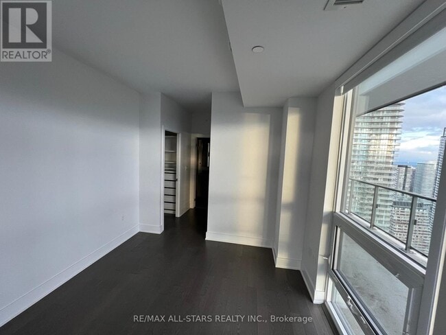 Photo du bâtiment - 955 Bay St.