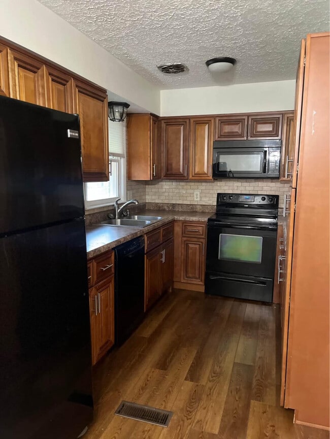 Building Photo - 76 Short St