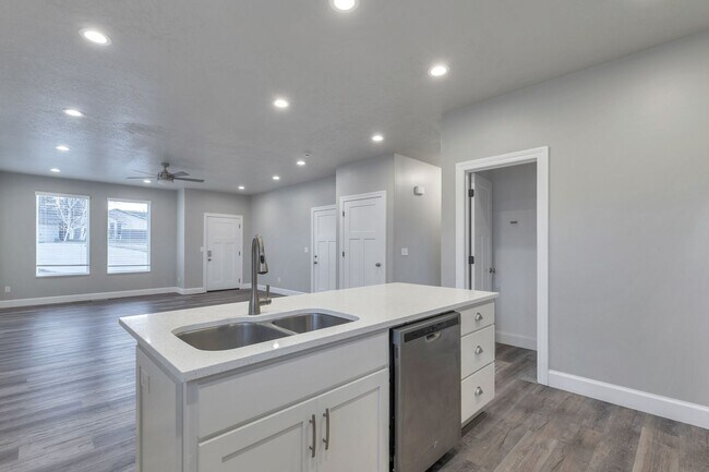 Foto del edificio - Spacious 4 Bed, 2 Bath Pet-Friendly Home with Central Air & 2-Car Garage! Available on July 6th!