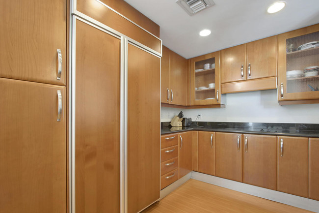 Building Photo - 19400  Turnberry Way 811