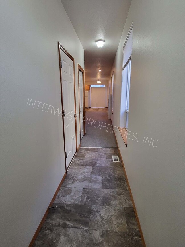 Building Photo - 3 Bed NE Pdx Home w/Gas Fireplace, Garage,...