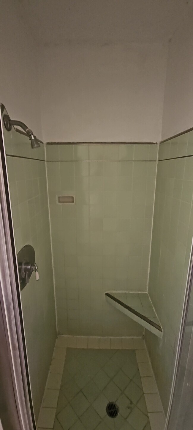 650 S Dunsmuir Ave Unit 650, Los Angeles, CA 90036 Room for Rent in