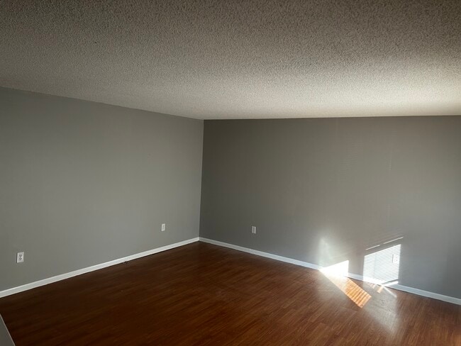 Building Photo - 301 Emerald Dr