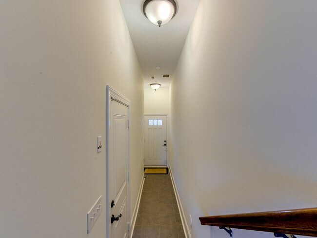 Foto del edificio - Like new town home style condo in the best zip code in Charlotte.