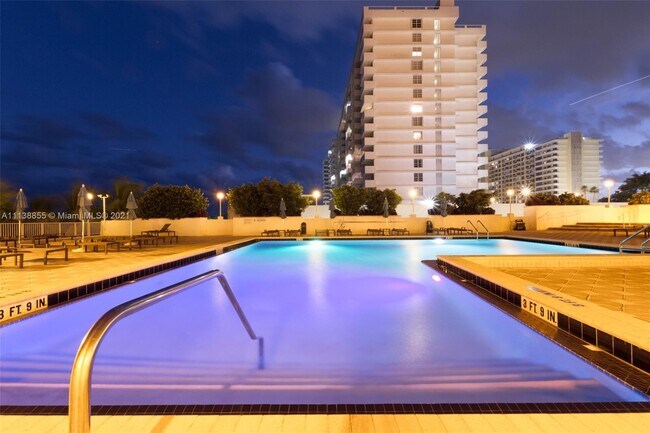 Foto del edificio - 5701 Collins Ave
