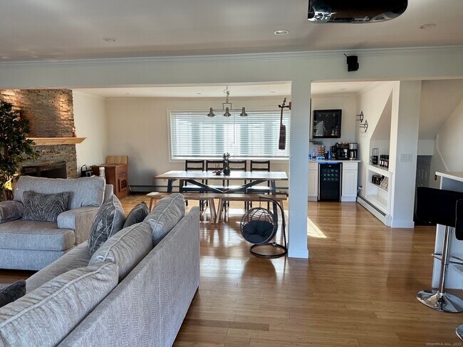 Foto del edificio - 72 Carson Ave