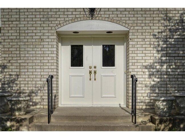 Building Photo - 5721 Londonderry Rd