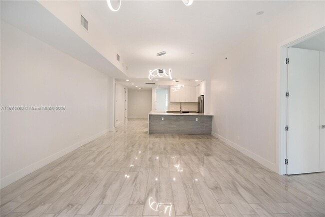 Foto del edificio - 14951 Royal Oaks Ln