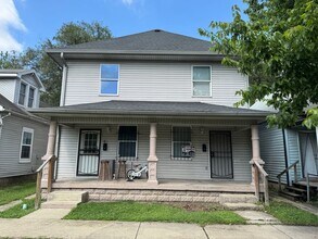 Building Photo - 1122 S Sheffield Ave