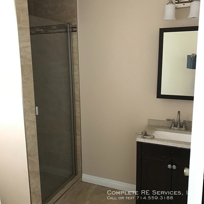 Building Photo - Duplex, 3 Bedroom Unit for Lease in Ontario.