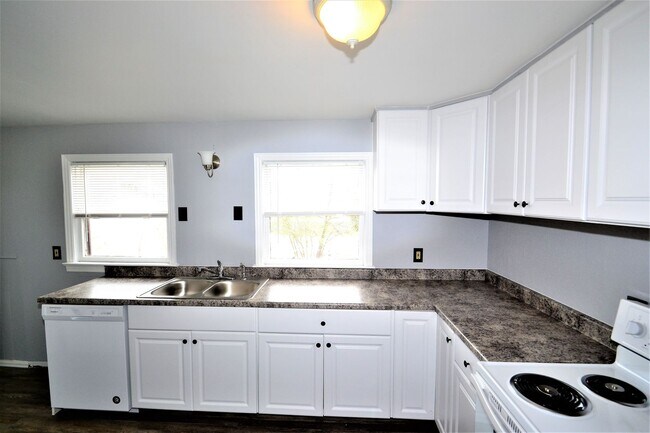 Building Photo - Beautiful Remodeled home on S. Pine Street