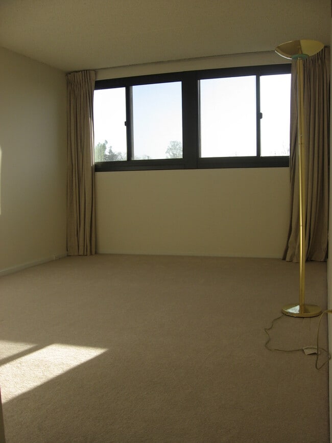 Building Photo - 5911 Edsall Rd., APT #705