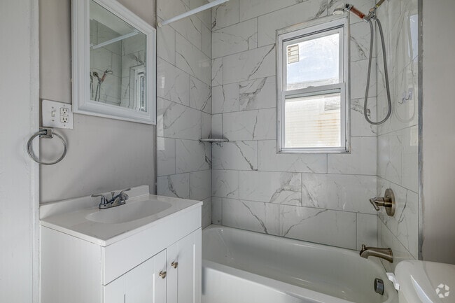 3 habitaciones, 1 baño - 677 pies cuadrados - Baño - 11 Courtland St