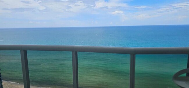 Foto del edificio - 15901 Collins Ave