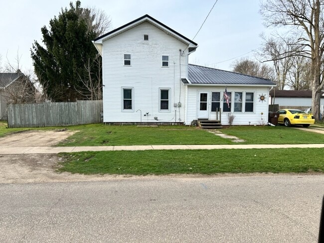 Building Photo - 218 E Holcomb St