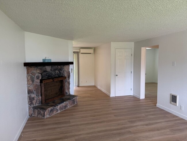 Foto del edificio - Updated single level 2 bed/1 bath duplex in Thurston!